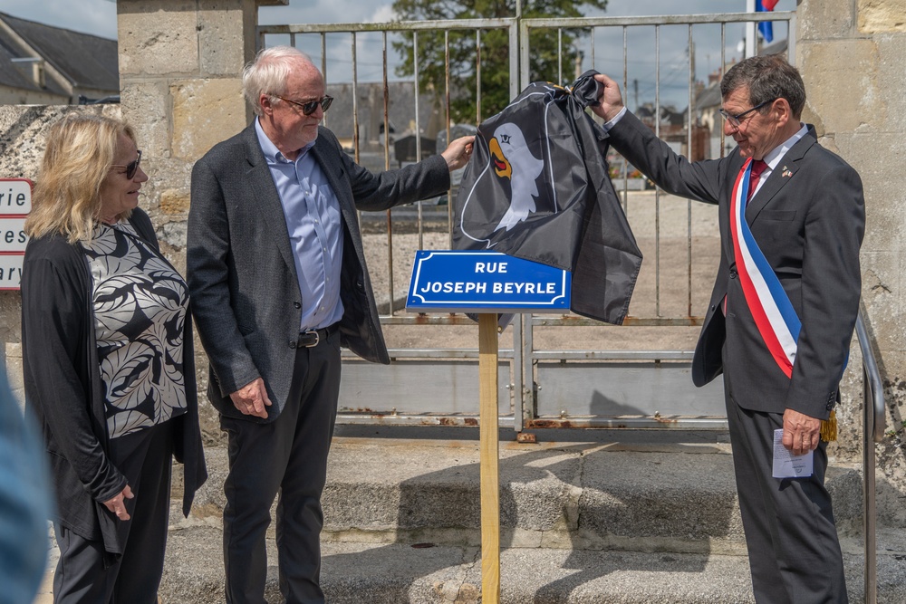 Saint-Côme-du-Mont Ceremony