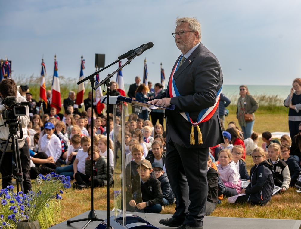 Soldiers join local school children in DDay 80 ceremony