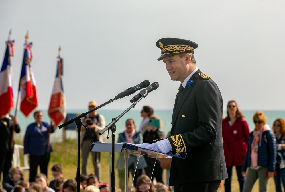 Soldiers join local school children in DDay 80 ceremony