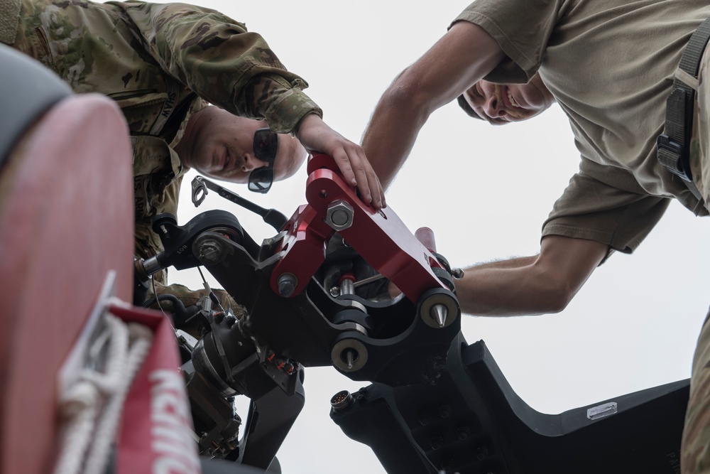 RS24: 1st Battalion / 150th Aviation Regiment prepares UH-60M Black Hawk for operations