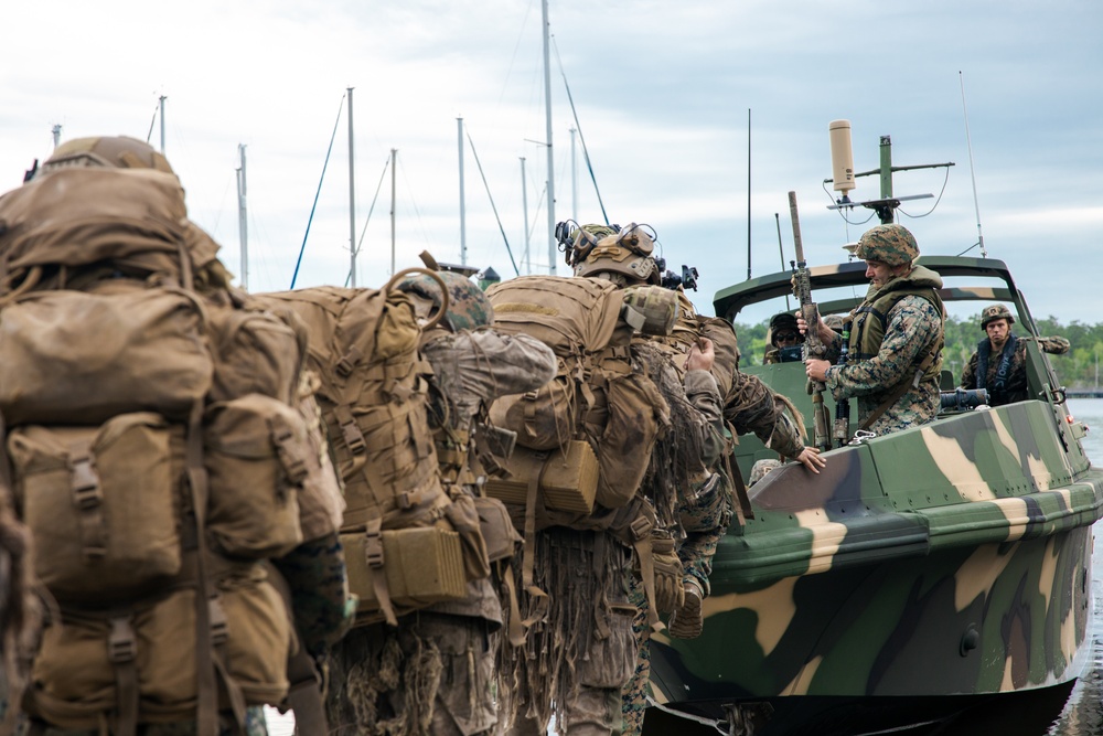 CLB-8 and V2/6 Conduct Littoral Boat Operations