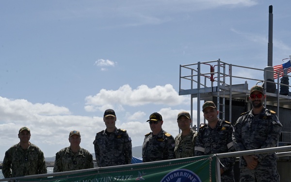 Commodore LeRaye visits USS Vermont
