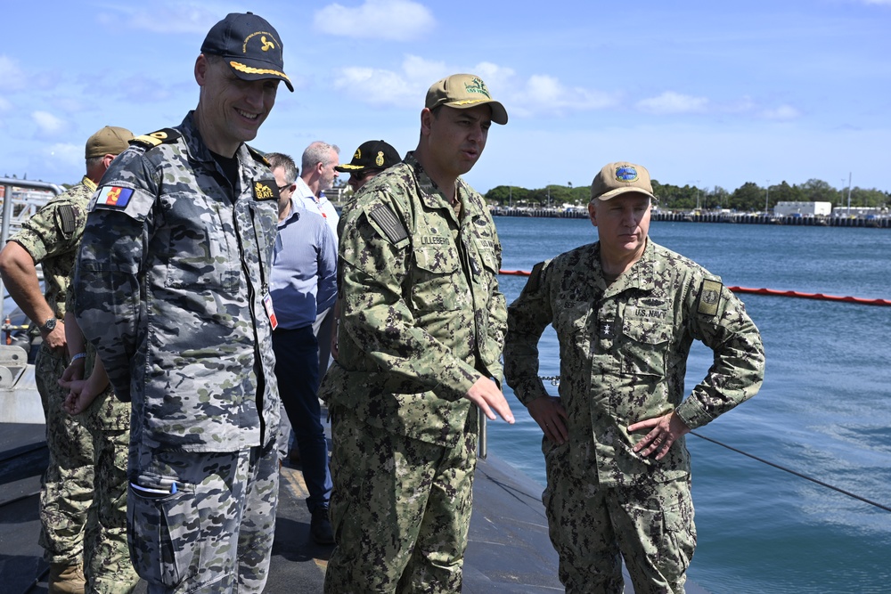 Commodore LeRaye visits USS Vermont