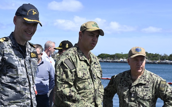 Commodore LeRaye visits USS Vermont