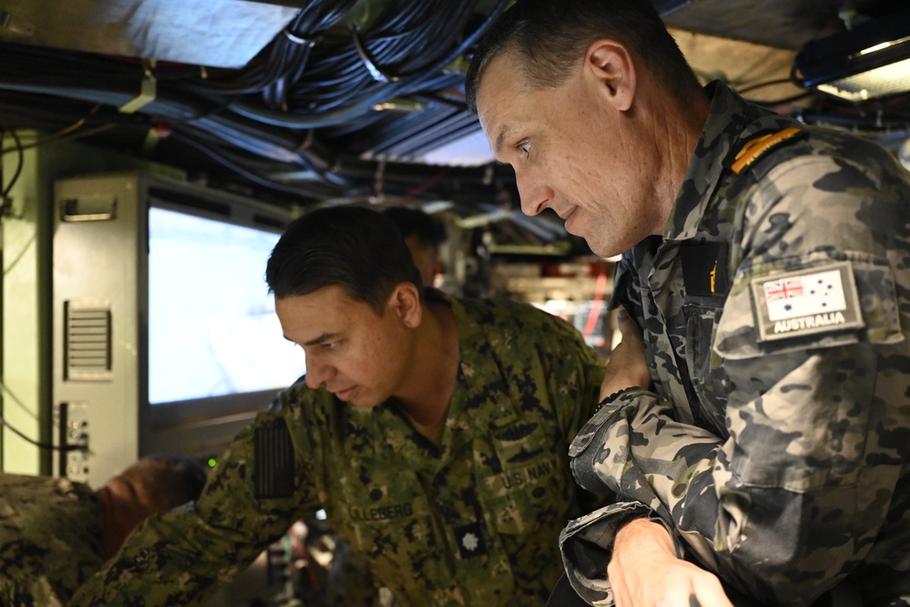 Commodore LeRaye visits USS Vermont