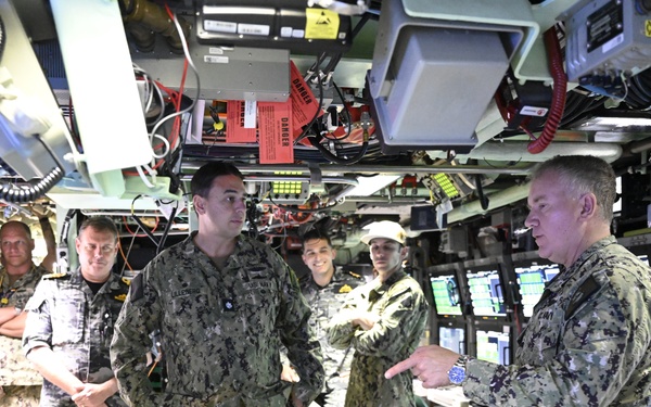 Commodore LeRaye visits USS Vermont