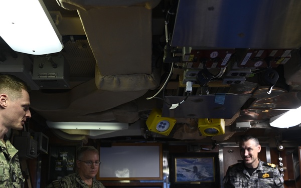 Commodore LeRaye visits USS Vermont