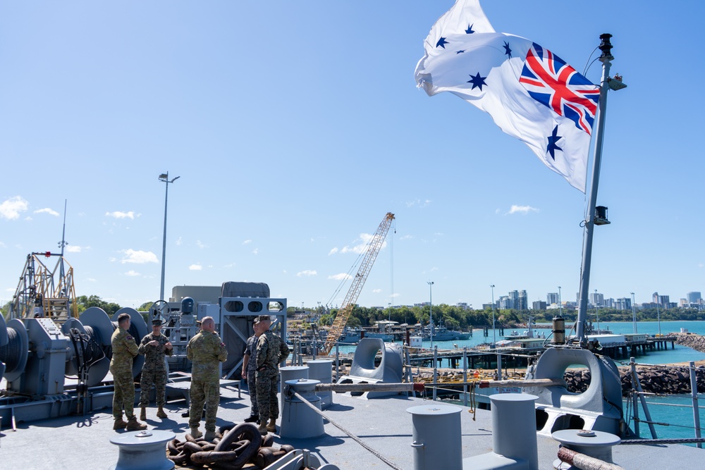 MRF-D 24.3 Commanding Officer visits HMAS Adelaide