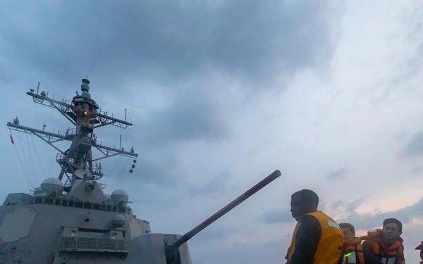 DDG 115 RAS WITH T-AO-194