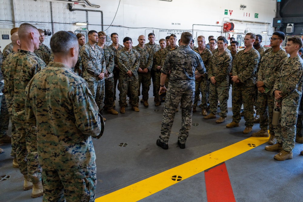 MRF-D 24.3 Commanding Officer visits HMAS Adelaide