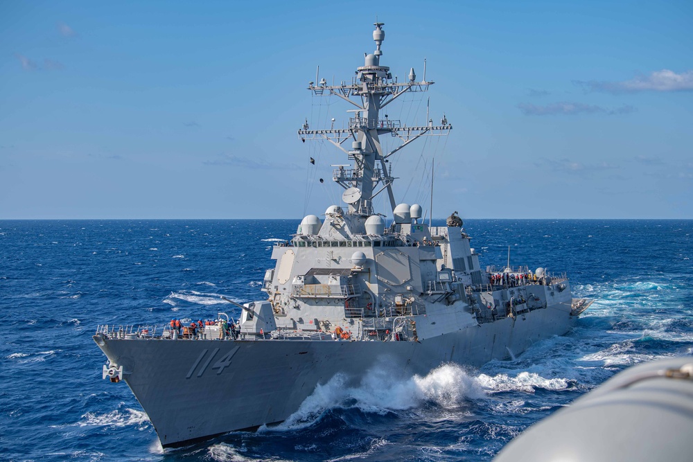 USS Ronald Reagan (CVN 76) conducts fueling-at-sea with Arleigh Burke-class  guided-missile destroyer USS Ralph Johnson (DDG 114)
