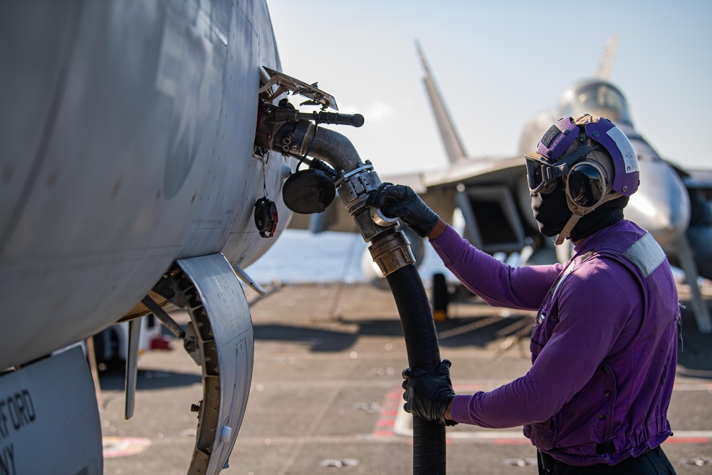 USS Ronald Reagan (CVN 76) conducts fueling-at-sea with Arleigh Burke-class  guided-missile destroyer USS Ralph Johnson (DDG 114)