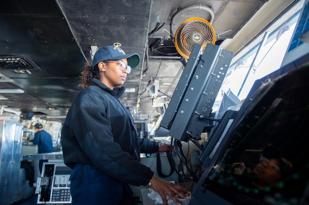 USS Ronald Reagan (CVN 76) conducts fueling-at-sea with  USS Ralph Johnson (DDG 114)