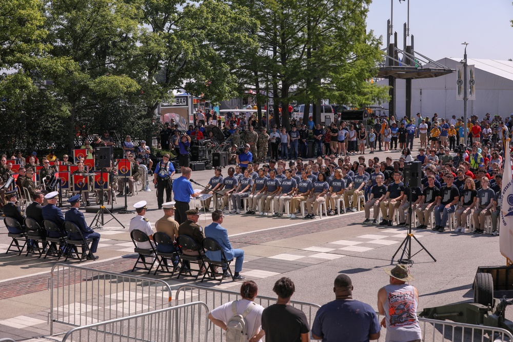 Enlistees raise their right hand at IMS