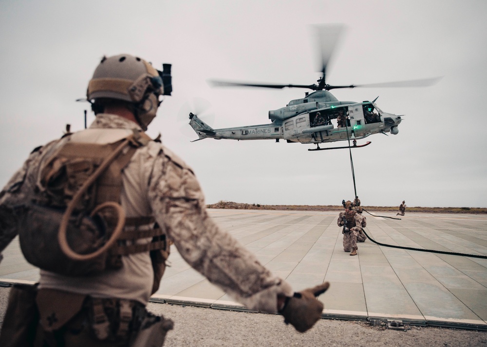 15th MEU Recon Fast-Ropes During Sustainment Training