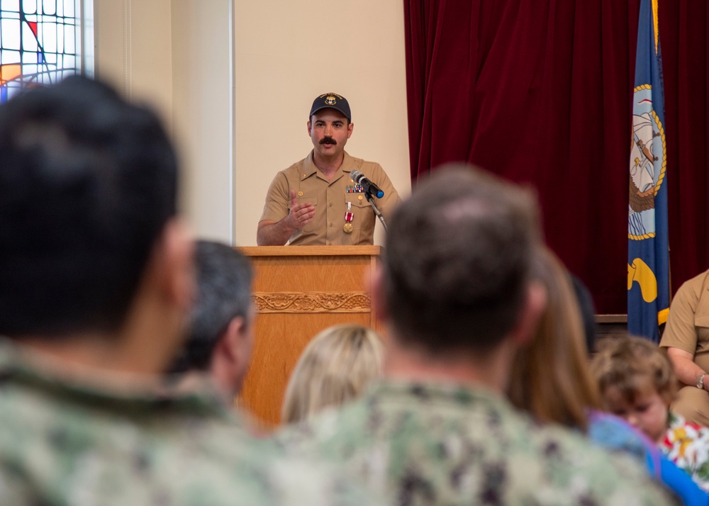 USS Patriot (MCM 7) Changes Command