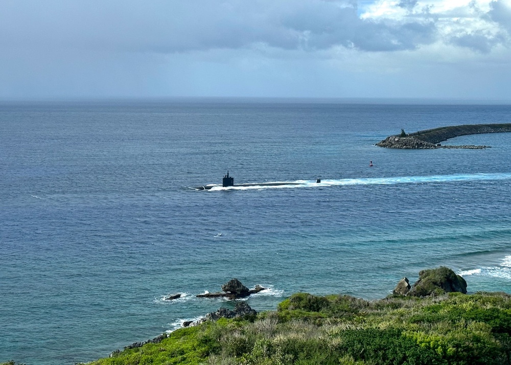 The Los Angeles-class fast-attack submarine USS Asheville (SSN 758) transits Apra Harbor, Naval Base Guam