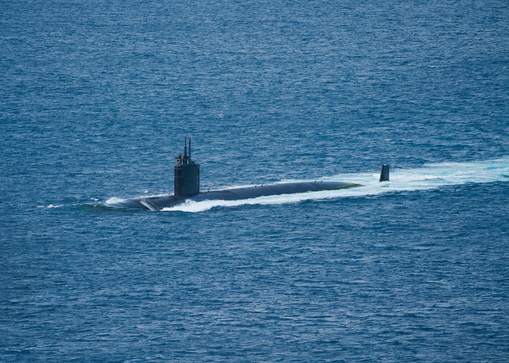 THE LOS ANGELES-CLASS FAST-ATTACK SUBMARINE USS ASHEVILLE (SSN 758) TRANSITS APRA HARBOR, NAVAL BASE GUAM