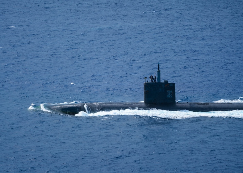 THE LOS ANGELES-CLASS FAST-ATTACK SUBMARINE USS ASHEVILLE (SSN 758) TRANSITS APRA HARBOR, NAVAL BASE GUAM