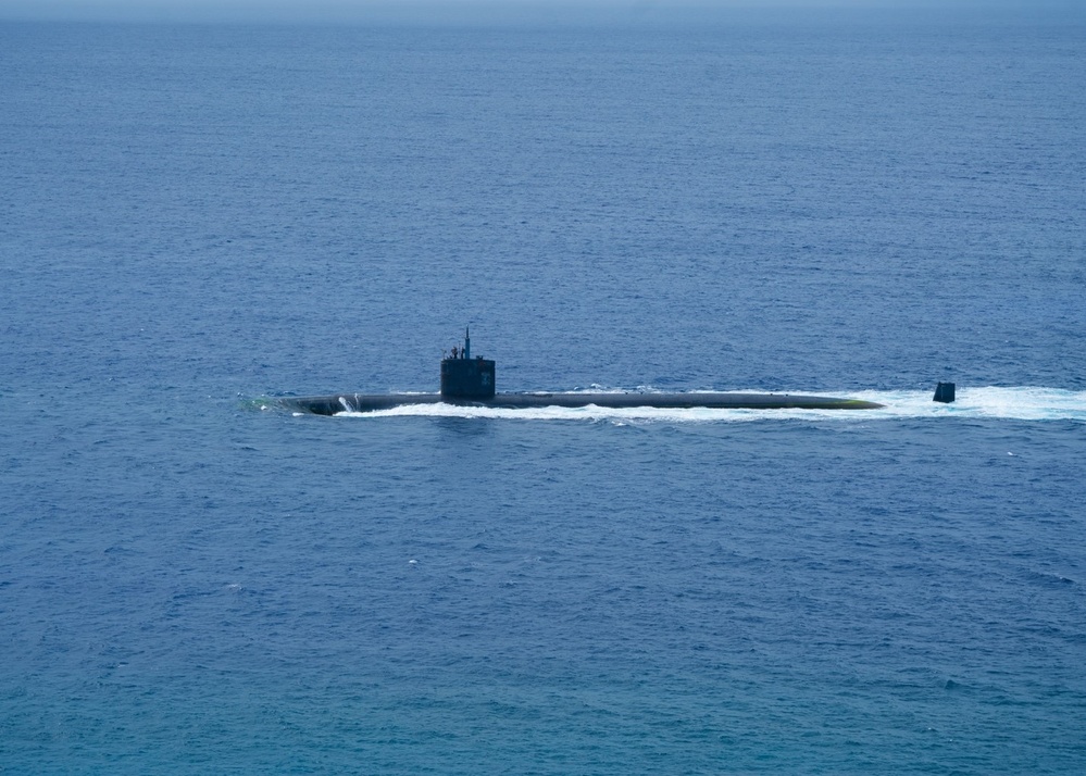 THE LOS ANGELES-CLASS FAST-ATTACK SUBMARINE USS ASHEVILLE (SSN 758) TRANSITS APRA HARBOR, NAVAL BASE GUAM