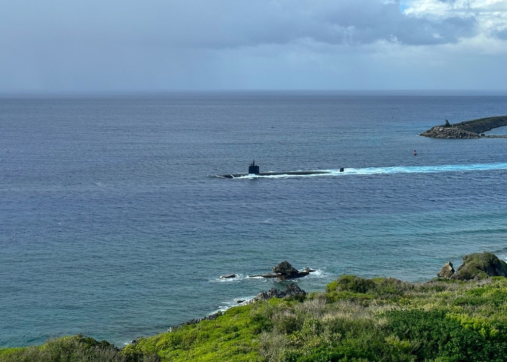 THE LOS ANGELES-CLASS FAST-ATTACK SUBMARINE USS ASHEVILLE (SSN 758) TRANSITS APRA HARBOR, NAVAL BASE GUAM