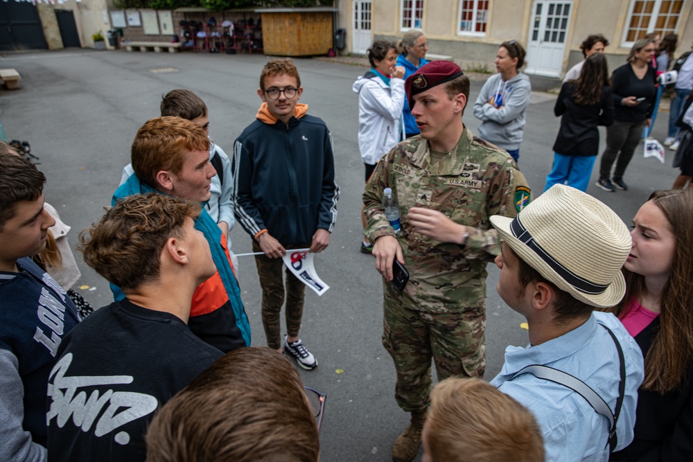 PARATROOPERS FRENCH SCHOOL CHILDREN VISIT