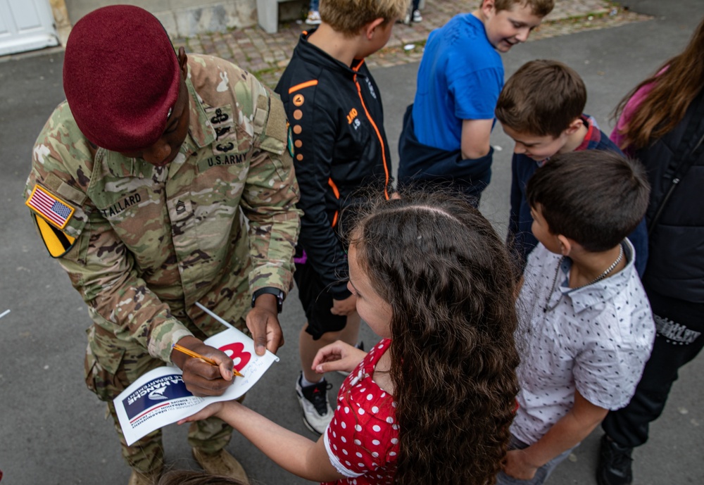 PARATROOPERS FRENCH SCHOOL CHILDREN VISIT