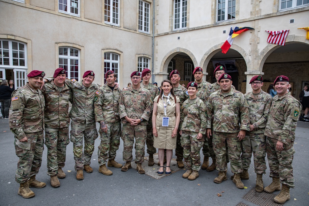 PARATROOPERS FRENCH SCHOOL CHILDREN VISIT