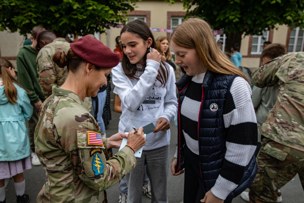 PARATROOPERS FRENCH SCHOOL CHILDREN VISIT