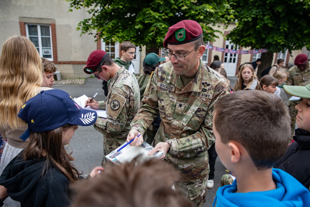 PARATROOPERS FRENCH SCHOOL CHILDREN VISIT