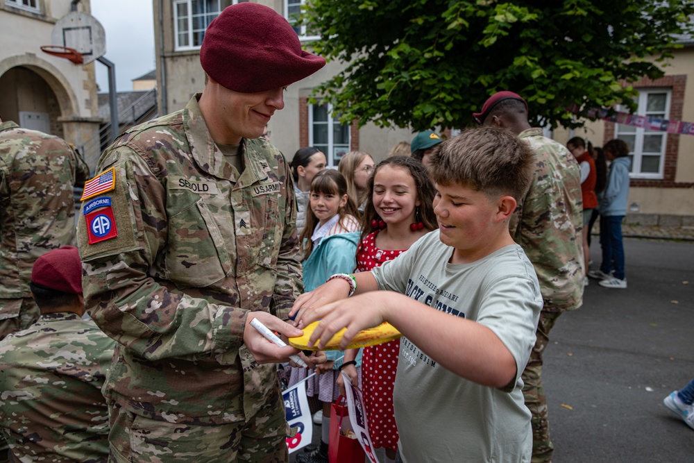 PARATROOPERS FRENCH SCHOOL CHILDREN VISIT