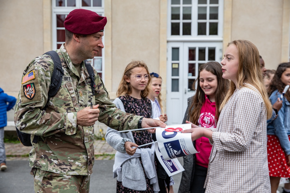 PARATROOPERS FRENCH SCHOOL CHILDREN VISIT