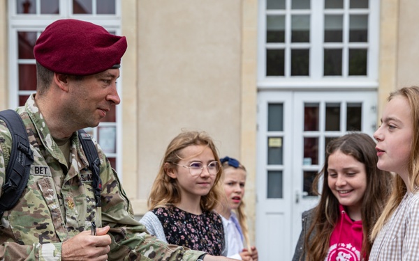 PARATROOPERS FRENCH SCHOOL CHILDREN VISIT