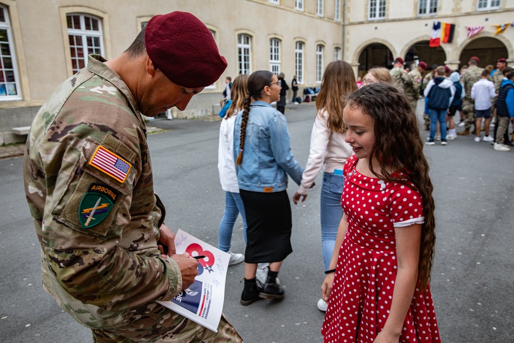 PARATROOPERS FRENCH SCHOOL CHILDREN VISIT