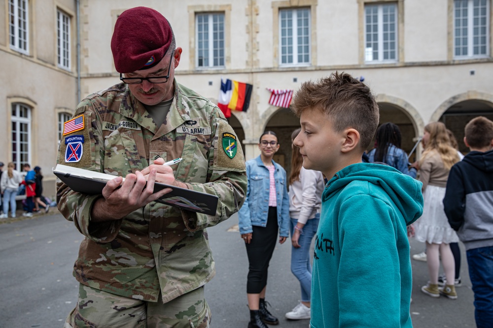 PARATROOPERS FRENCH SCHOOL CHILDREN VISIT