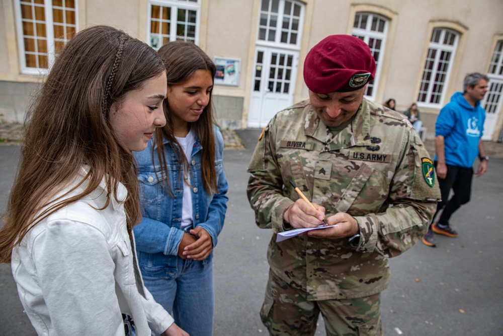 PARATROOPERS FRENCH SCHOOL CHILDREN VISIT