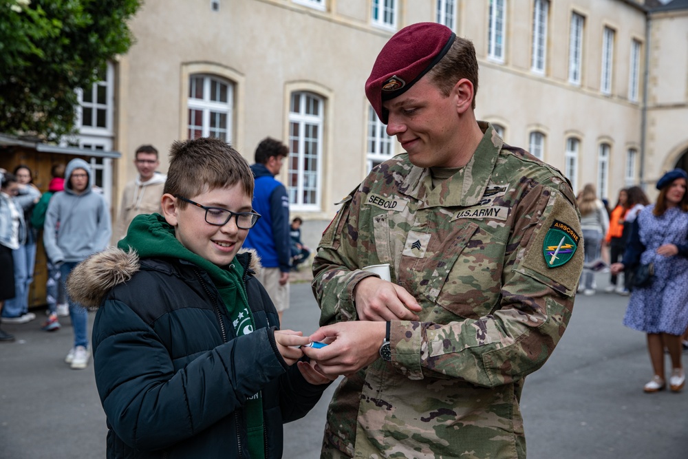 PARATROOPERS FRENCH SCHOOL CHILDREN VISIT