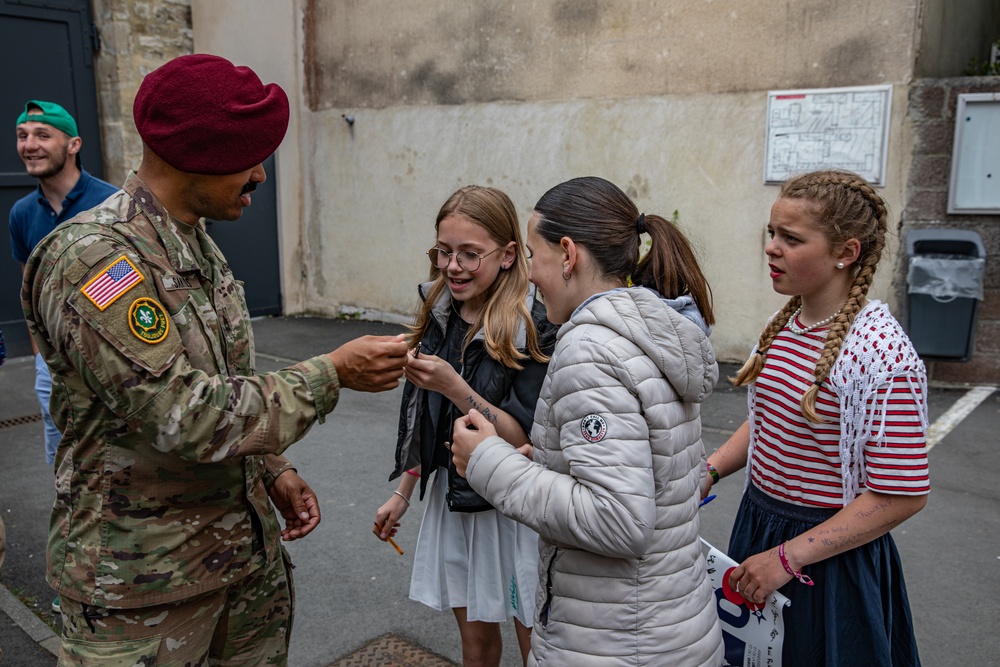 PARATROOPERS FRENCH SCHOOL CHILDREN VISIT