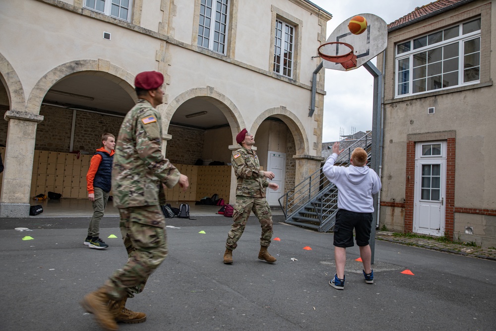 PARATROOPERS FRENCH SCHOOL CHILDREN VISIT