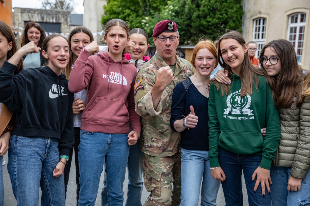 PARATROOPERS FRENCH SCHOOL CHILDREN VISIT