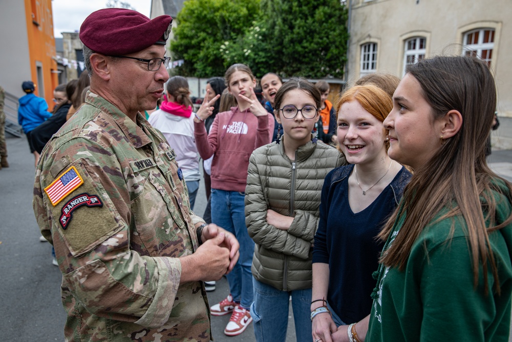 PARATROOPERS FRENCH SCHOOL CHILDREN VISIT