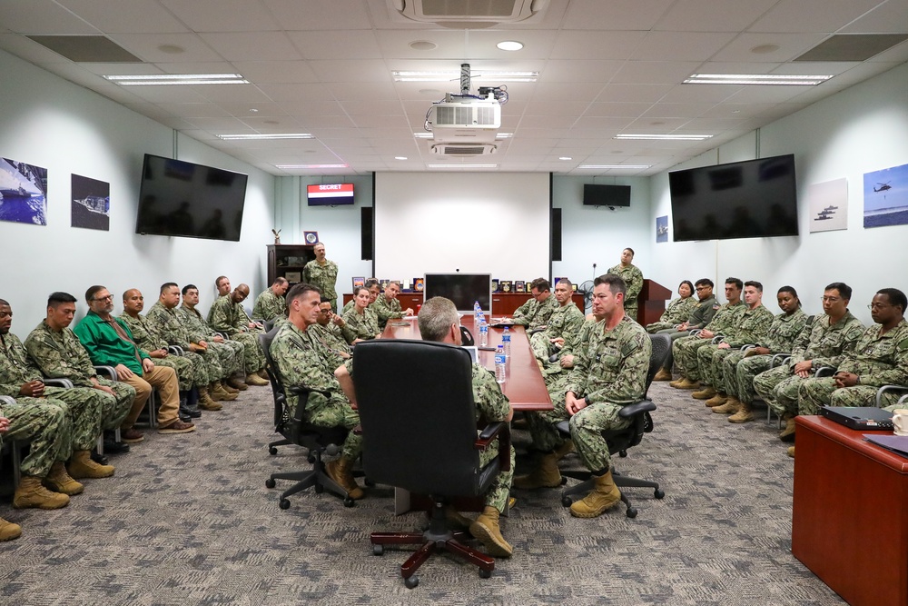 Commander, U.S. Indo-Pacific Command visits Command Destroyer Squadron Seven