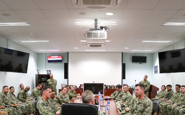 Commander, U.S. Indo-Pacific Command visits Command Destroyer Squadron Seven