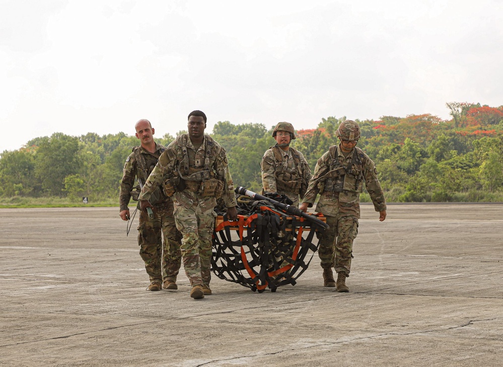 JPMRC-X | 25th Combat Aviation Brigade Resupplies Infantry Soldiers via Sling Load