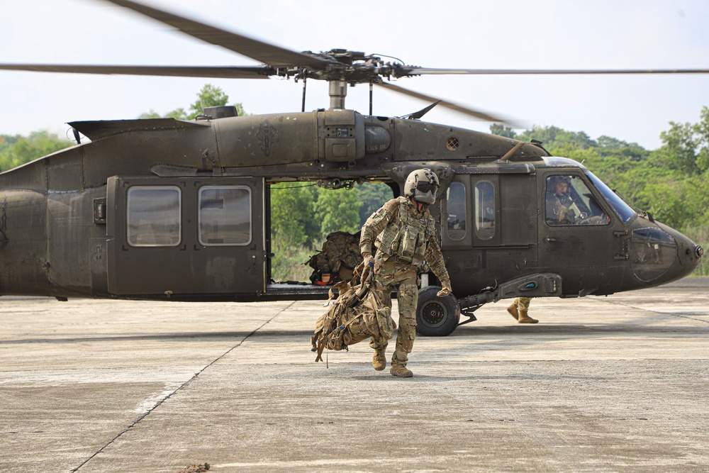 JPMRC-X | 25th Combat Aviation Brigade Resupplies Infantry Soldiers via Sling Load