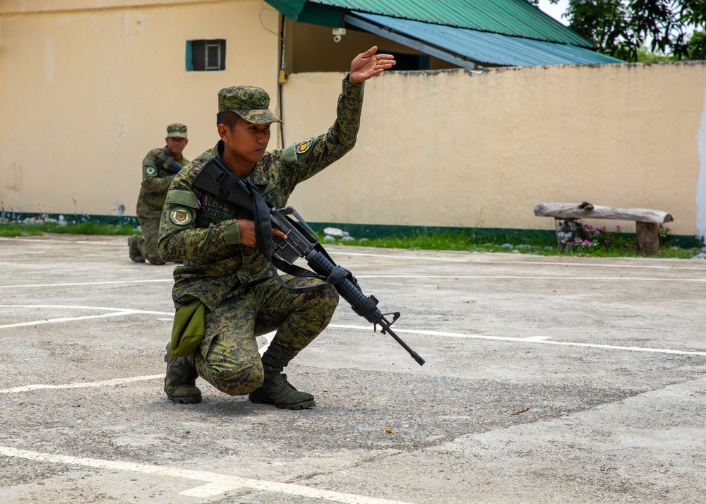 Engineer Advisor Team trains new Philippine Army combat engineer unit