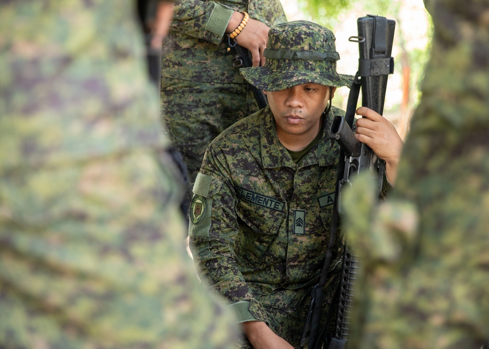 Engineer Advisor Team trains new Philippine Army combat engineer unit