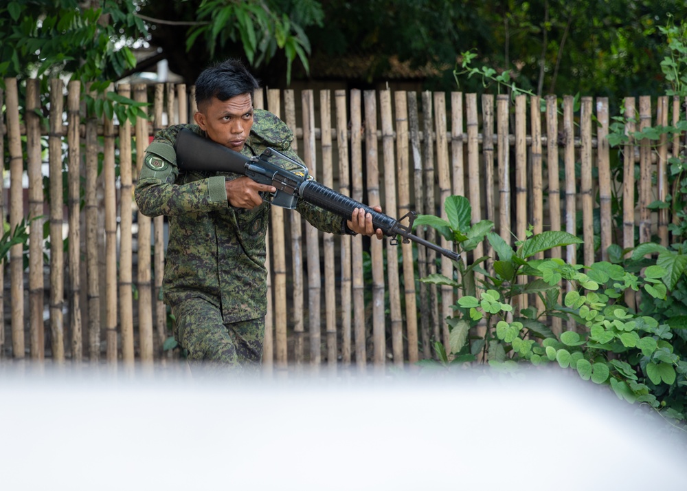 Engineer Advisor Team trains new Philippine Army combat engineer unit