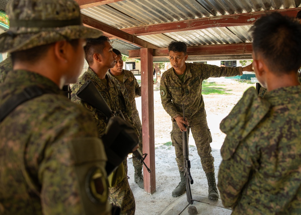 Engineer Advisor Team trains new Philippine Army combat engineer unit