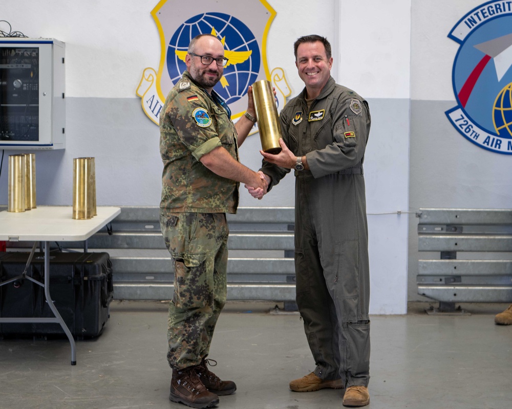 52nd FW and 726th AMS present tokens of appreciation to Bundeswehr members